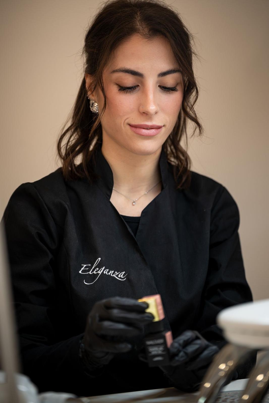 Operatrice al lavoro in cabina